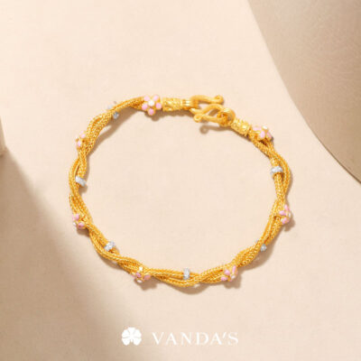 ‘Love in Bloom’ สร้อยข้อมือสี่เสาพันเกลียวทองคำ ดีไซน์ดอกไม้ ลงยาสีหวาน