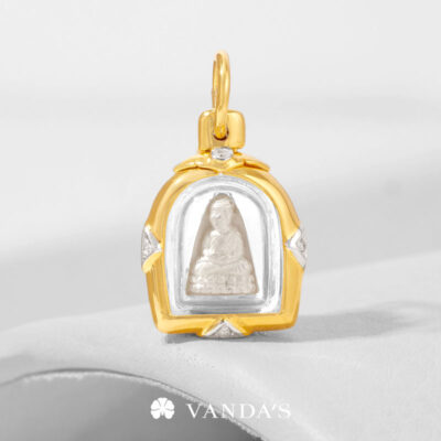 จี้หลวงปู่ทวด พิมพ์จิ๋ว เนื้อเงิน รุ่นบรรจุเถ้าอังคาร อาจารย์นอง ปี 2546 เลี่ยมตลับทองประดับเพชร